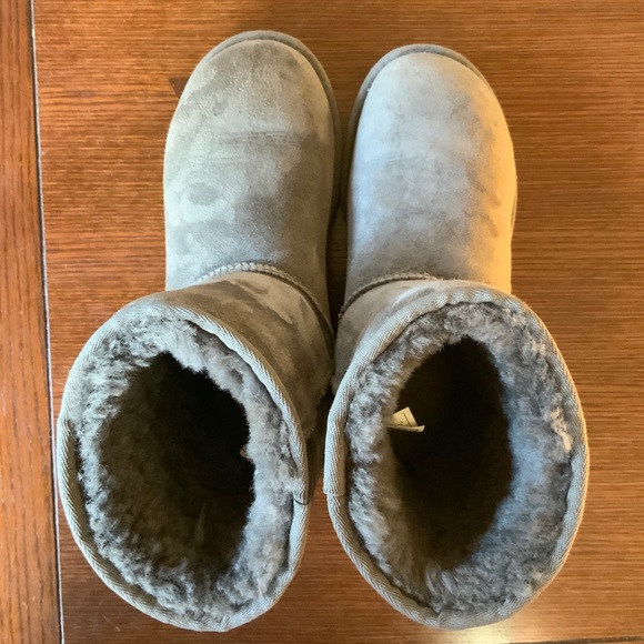 UGG Women’s Classic Mid Boot - Picture 7 of 7